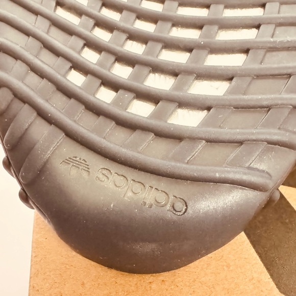 Adidas YEEZY Boost 350 V2 - Picture 6 of 12